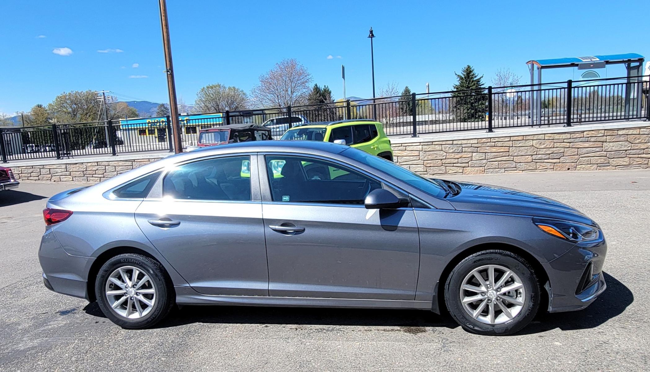 2018 Grey /Black Hyundai Sonata SE (5NPE24AF5JH) with an 2.4L I4 engine, 6 Speed Automatic transmission, located at 450 N Russell, Missoula, MT, 59801, (406) 543-6600, 46.874496, -114.017433 - Photo #2